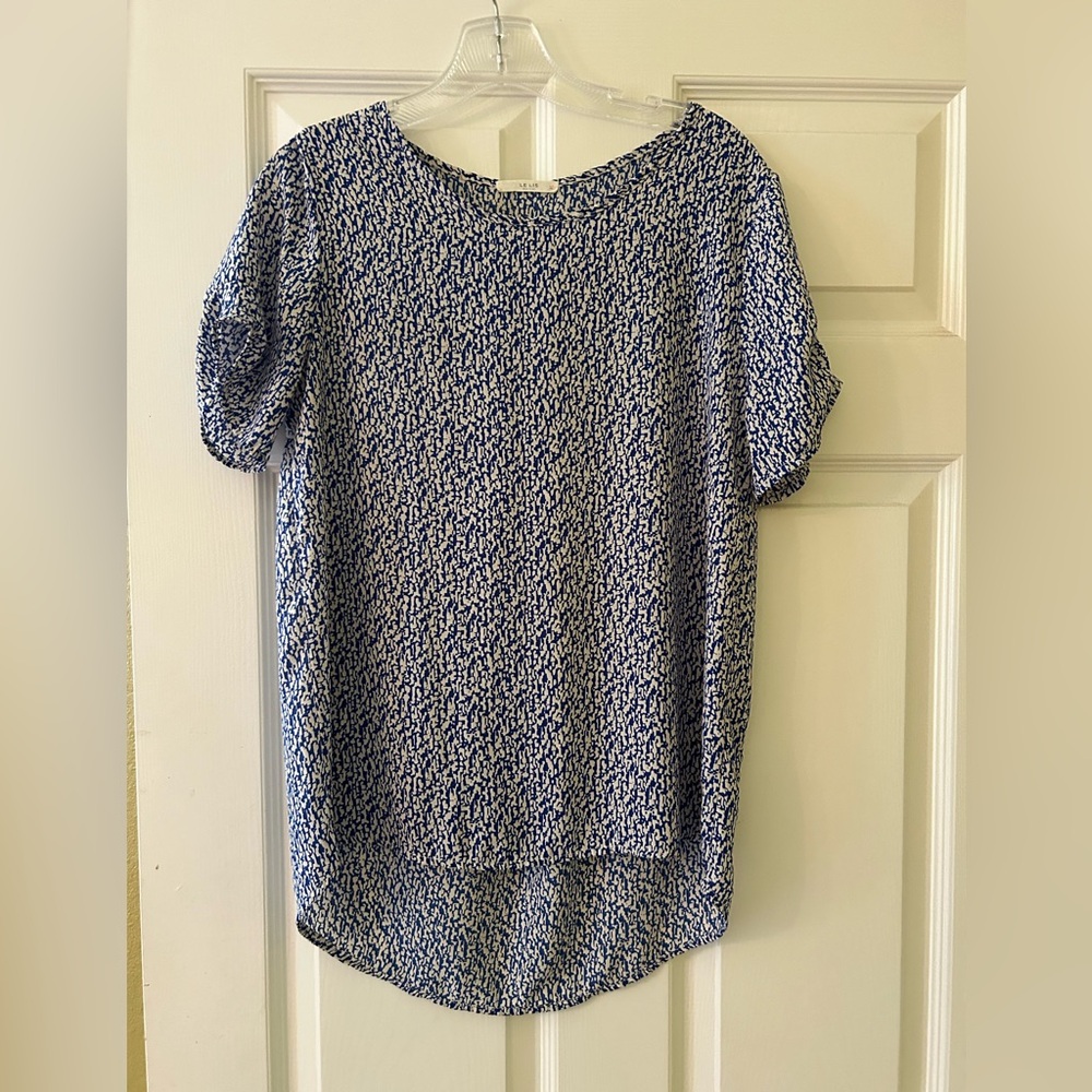 LE LIS blue white top MADE IN USA MEDIUM.  Blue and white.  Lightweight fabric.